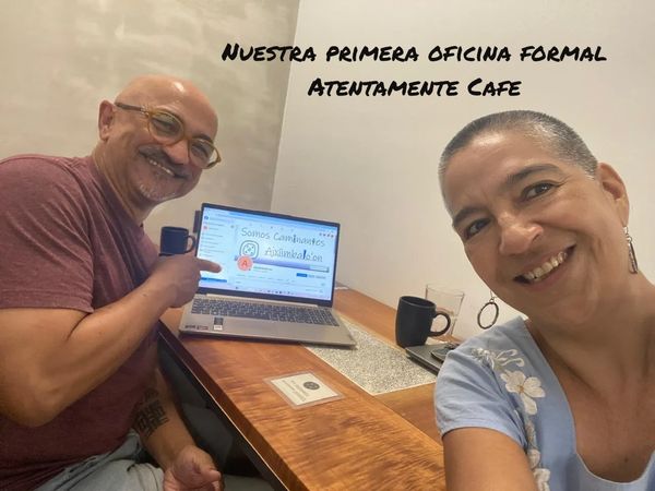 dos personas frente a una computadora