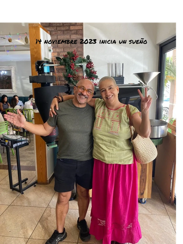Los fundadores de Ajxímbalo'on sonriendo.