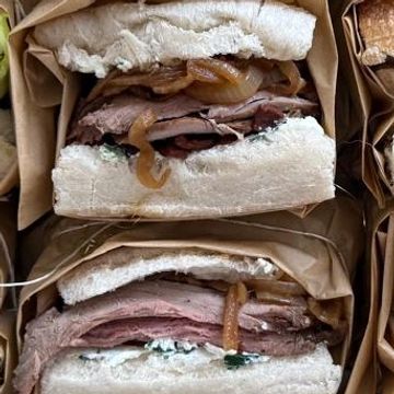 4 tipo de sándwiches diferentes de pernil de cerdo, roastbeef, pesto y pollo champiñón 