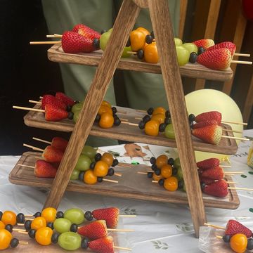 Pinchos de frutas fresa, uva, arándanos y uchuvas 