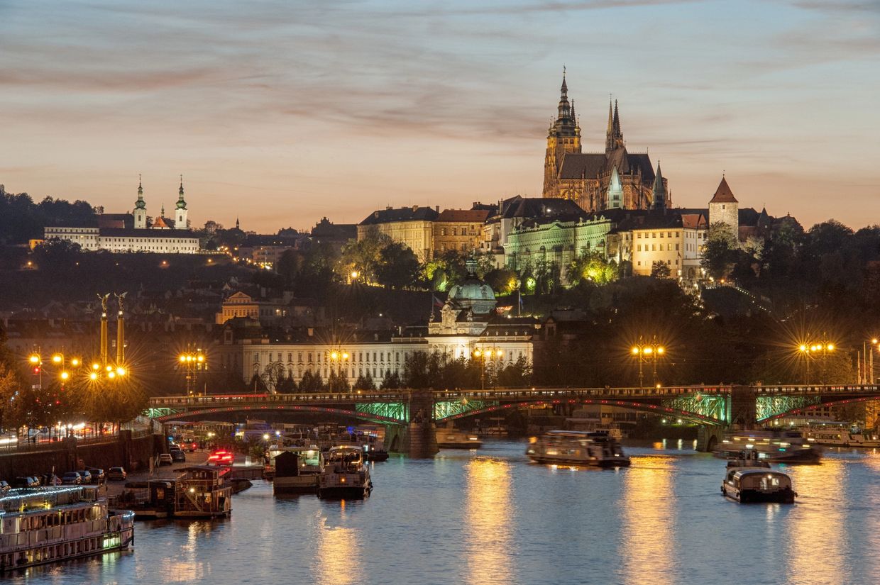 Night view of Prague castle