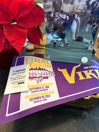 Kevin Williams  NFL Seal Autograph Photo and Final Season Pennant MOA Field/MetroDome in Minneapolis