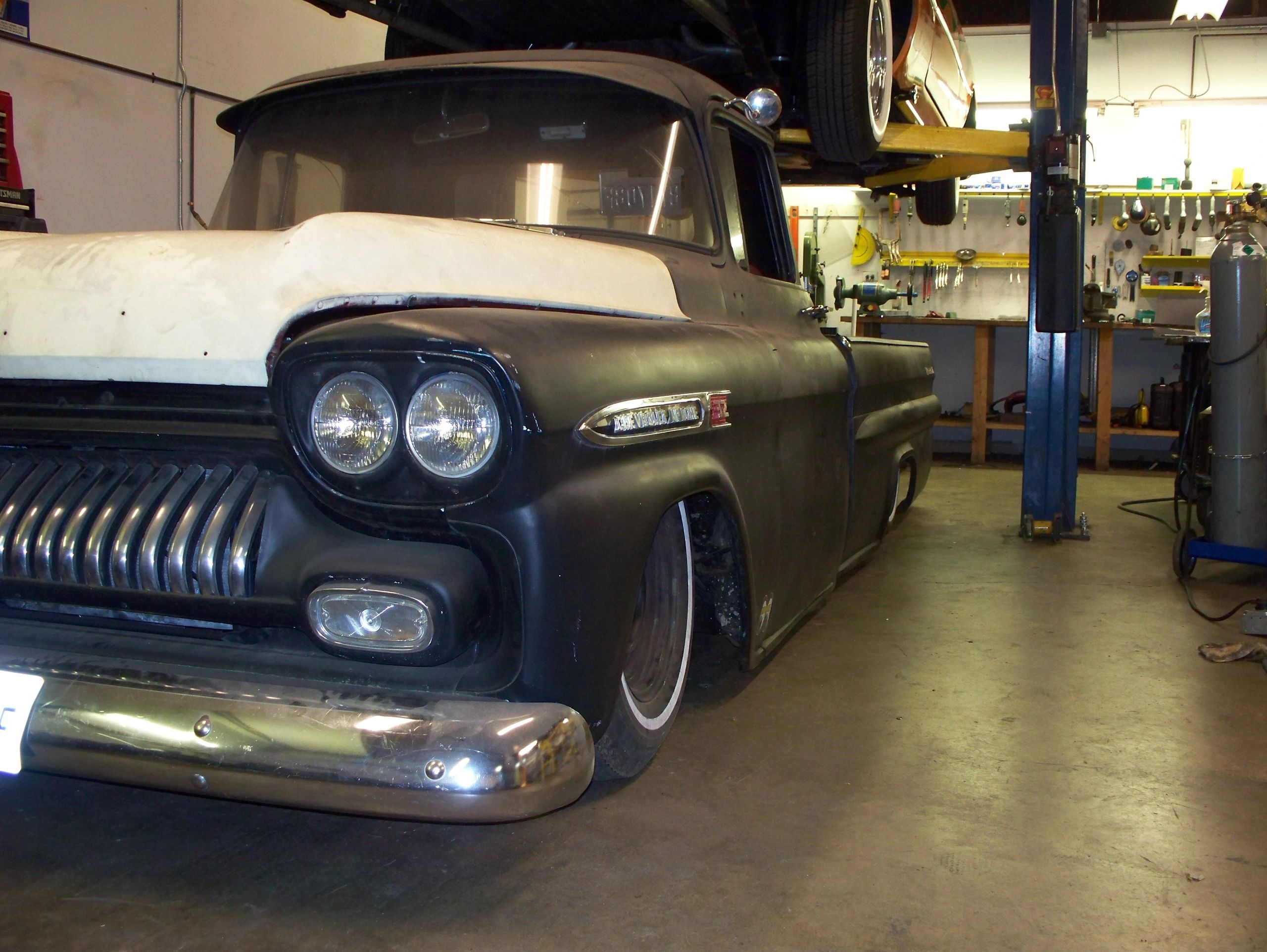 1959 Chevy Apache airbag suspension with c-notch