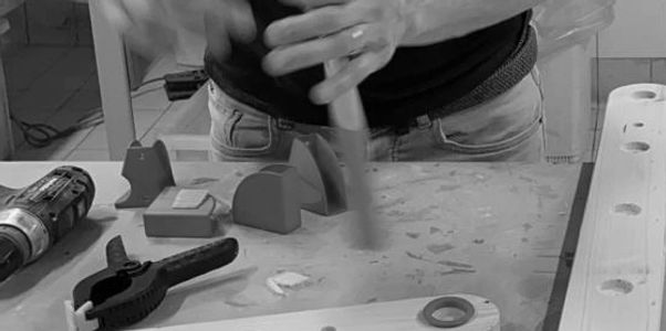 Lavorazione artigianale del legno. Laboratorio con macchinari. Lolli design