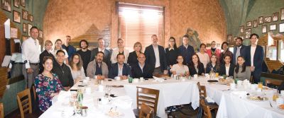 Grupo de personas reunidas en un restaurante.