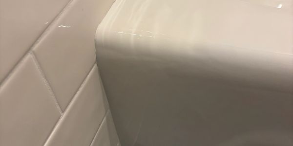  bathtub chip repair porcelain tub surface  perfectly matched high-gloss finish by All Pro Repair.