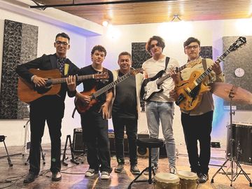 Estudiantes de la clase de guitarra eléctrica en Inspirarte, Tegucigalpa.