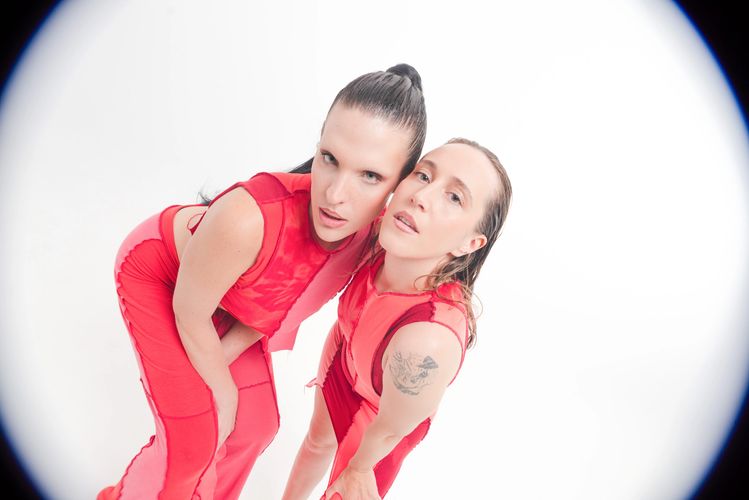 Dos chicas posando vestidas de rojo con prendas de Trashy Queen