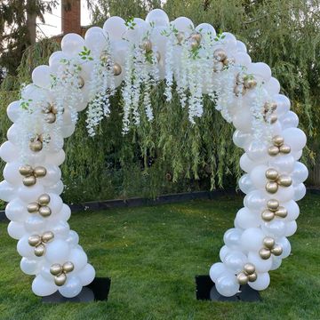 Wedding balloon horseshoe arch