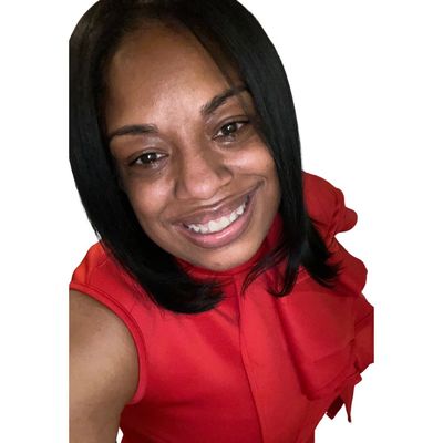 A picture of Courage Coach Jess smiling. 