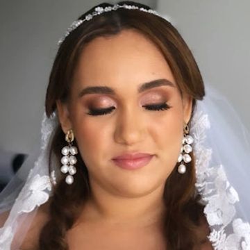 Novia con ojos cerrados y vestido nupcial