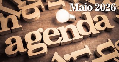 Wooden letters spelling 'agenda' with a light bulb and 'Maio 2026' text.