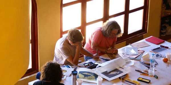 Personas trabajando en un proyecto creativo.
