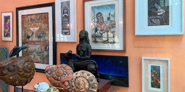Galería de arte con esculturas y grabados.