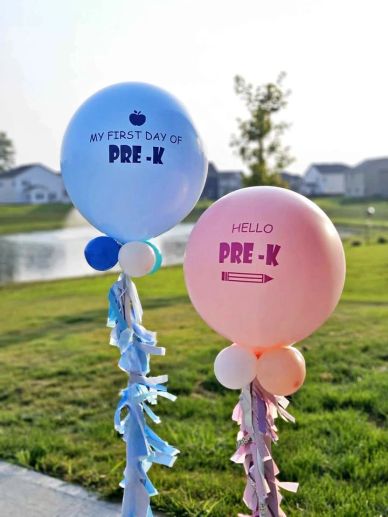 Globos celebrando el primer día de Pre-K al aire libre.