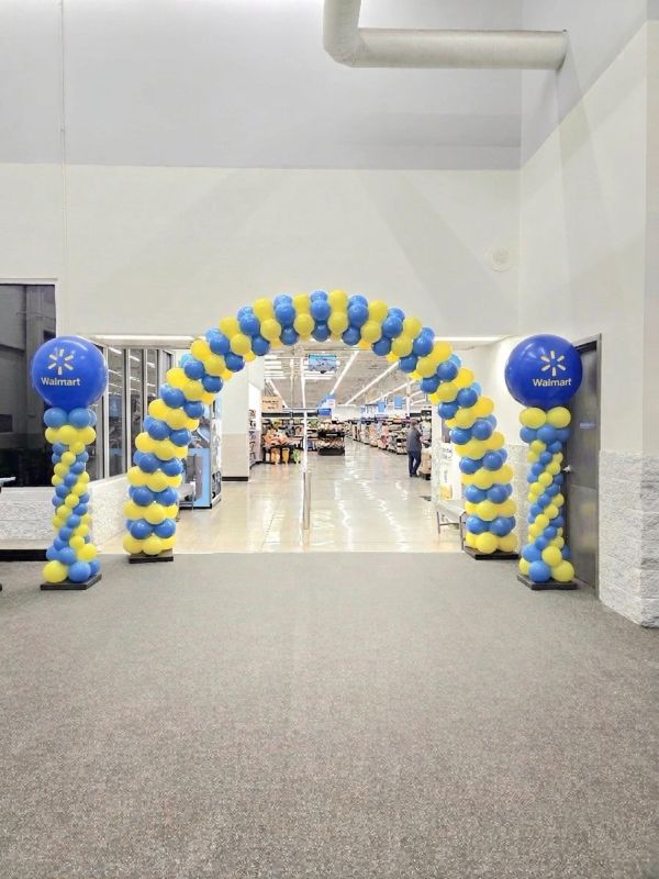 Arco y columnas de globos azul y amarillo en Walmart.