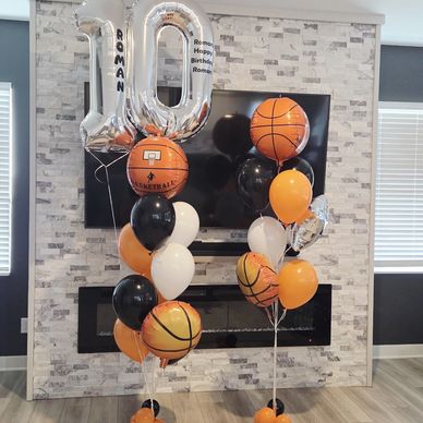 Basketball-themed balloon decorations for a 10th birthday celebration.