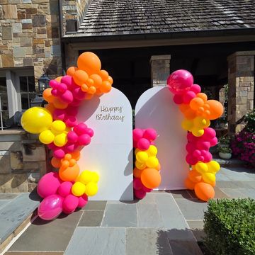 Decoración de globos para fiesta de cumpleaños al aire libre.
