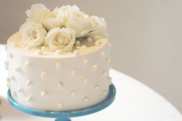 A cake with white roses