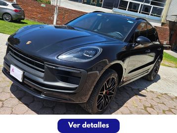 SUV Porsche negro estacionado al aire libre.