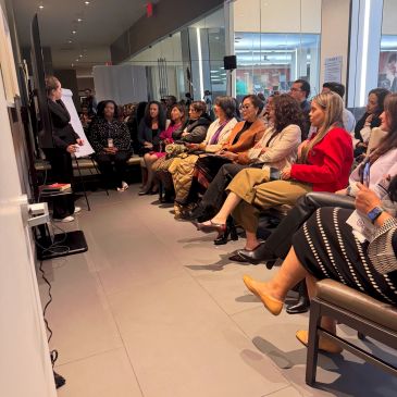 Grupo de mujeres atendiendo una presentación.