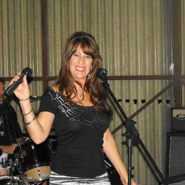 Our vocalist, our entertaining front person
Tammy !
She loves to sing and really loves to entertain!