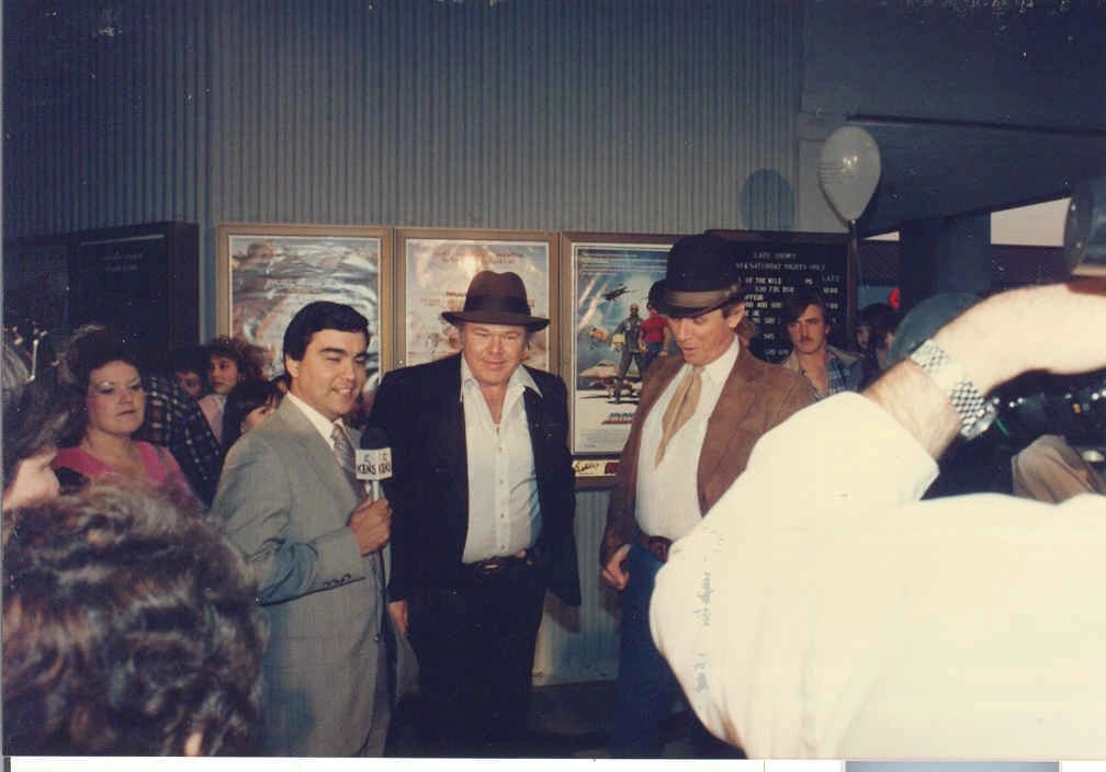 Roy_Clark___Mel_Tellis_being_interviewed_on_tvs.jpg