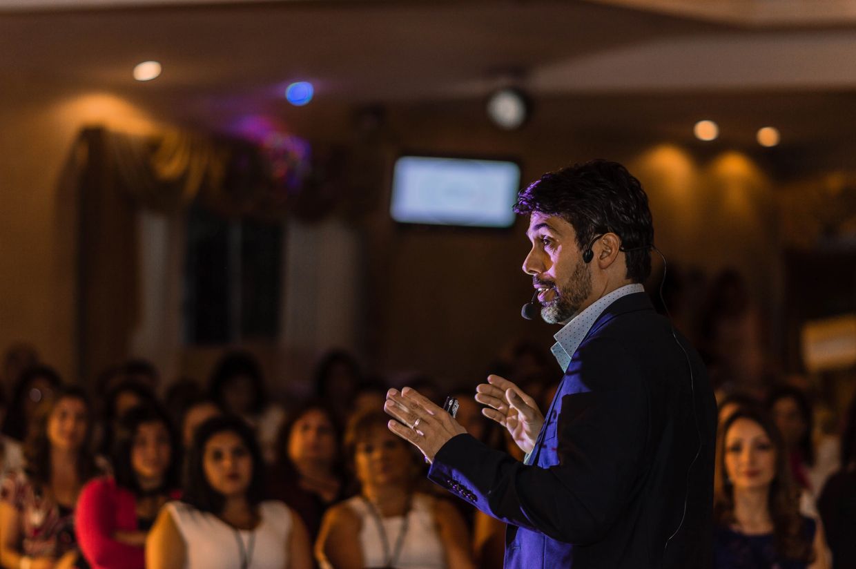 ALLAN LORIA hablando el público