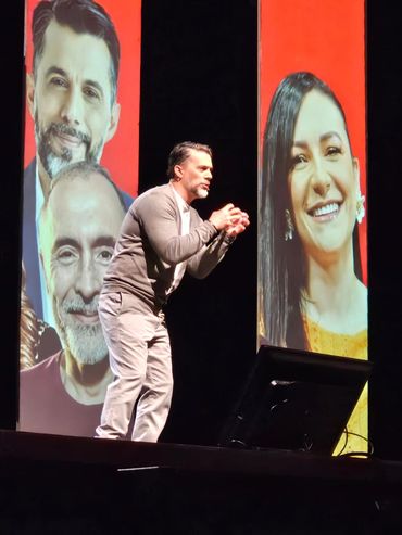 Persona hablando en público en una conferencia