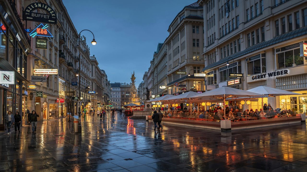 “Vienna city center at nightfall, autumn atmosphere with lights and cafés.”