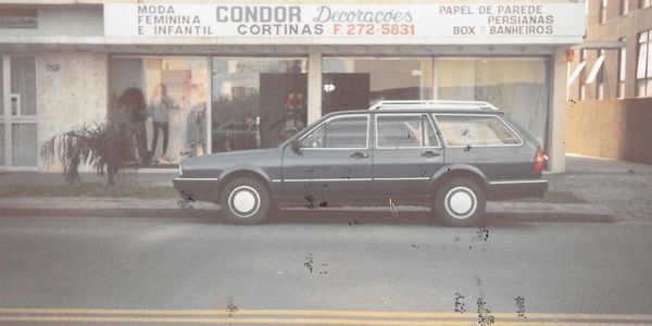 Fachada da loja Condor Cortinas nas mercês. Um carro estacionado a frente da loja.