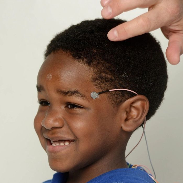 During a session, 5 small electrodes are placed on your neck and head. 