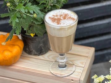 Капучино сінабон в Good Mood Coffee