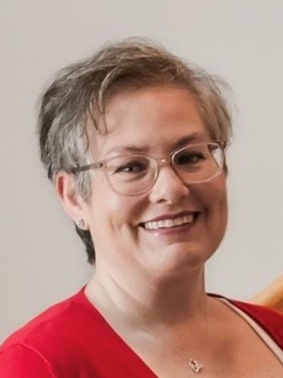 Professional picture of a woman in glasses with short hair 