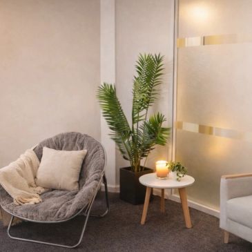 Comfortable hypnotherapy room in Rickmansworth for anxiety, panic, confidence & emotional wellbeing.