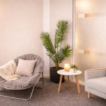 Comfortable hypnotherapy room in Rickmansworth for anxiety, panic, confidence & emotional wellbeing.
