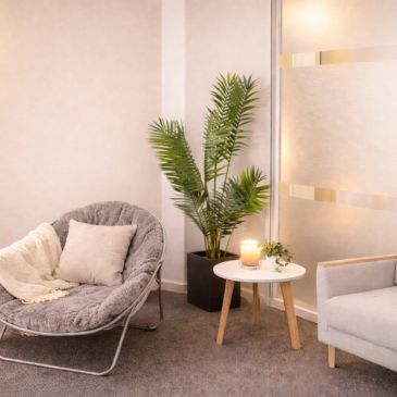 Comfortable hypnotherapy room in Rickmansworth for anxiety, panic, confidence & emotional wellbeing.