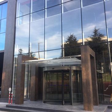neolith cephe kaplama, cephe giriş saçağı, döner kapı, avm kapısı, cam giriş saçağı, paslanmaz saçak