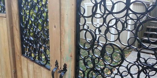 Overlapping ring pattern inlay, in a backyard gate