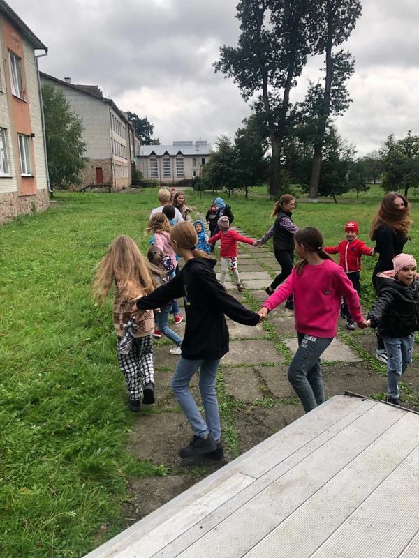 Dancing children as pizza is handed out