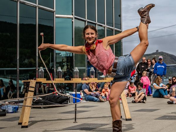 Fantastic Female Shows - Silver Starlets, Farmer's Daughter Show - all female comedy acrobatic shows