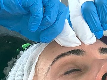 This Facial  course combines understanding skin types and learning a face, neck & shoulder massage.