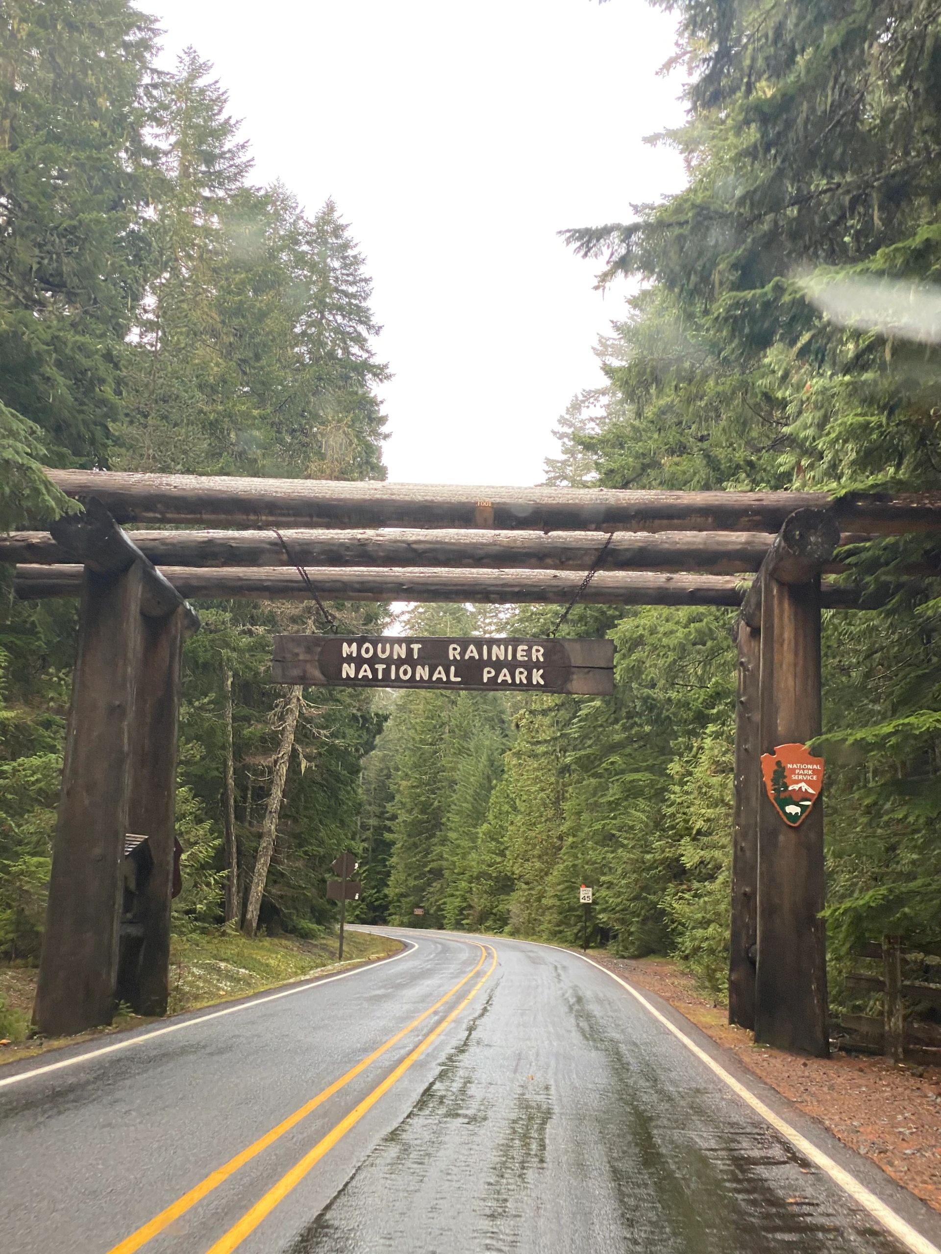 mount rainier national park sign