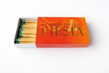 A matchbox with the text 'Se prendió la fiesta' and green-tipped matches.