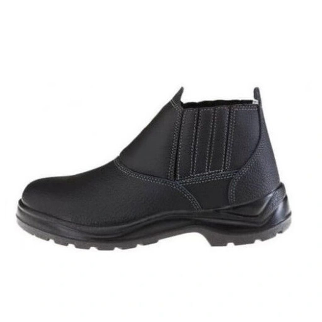 Bota preta de couro com sola robusta.