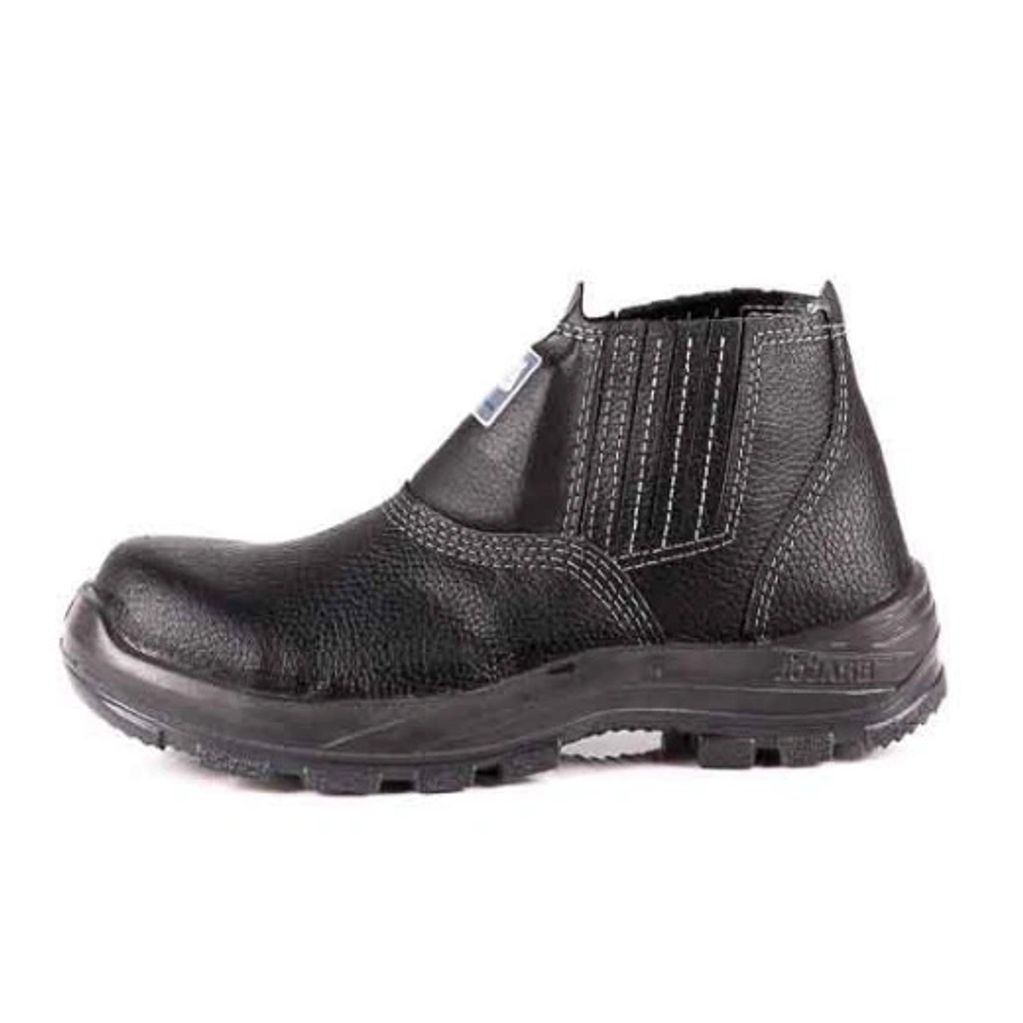 Bota preta de couro.