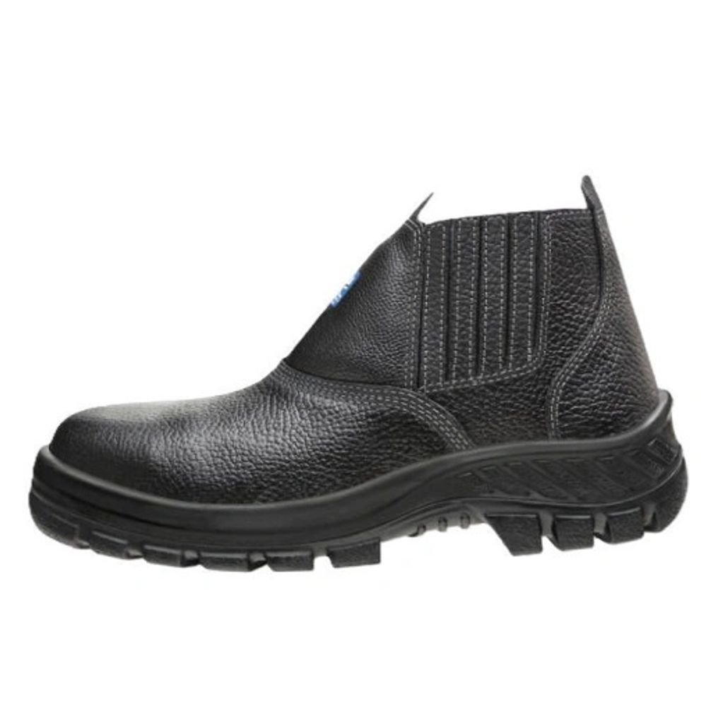 Bota preta de couro com sola robusta.