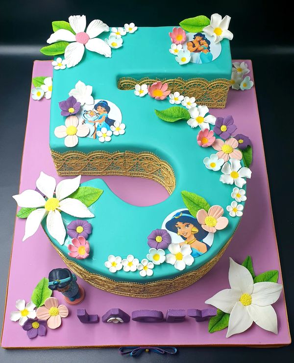 number 5 cake in turquoise with the theme of aladdin featuring jasmine