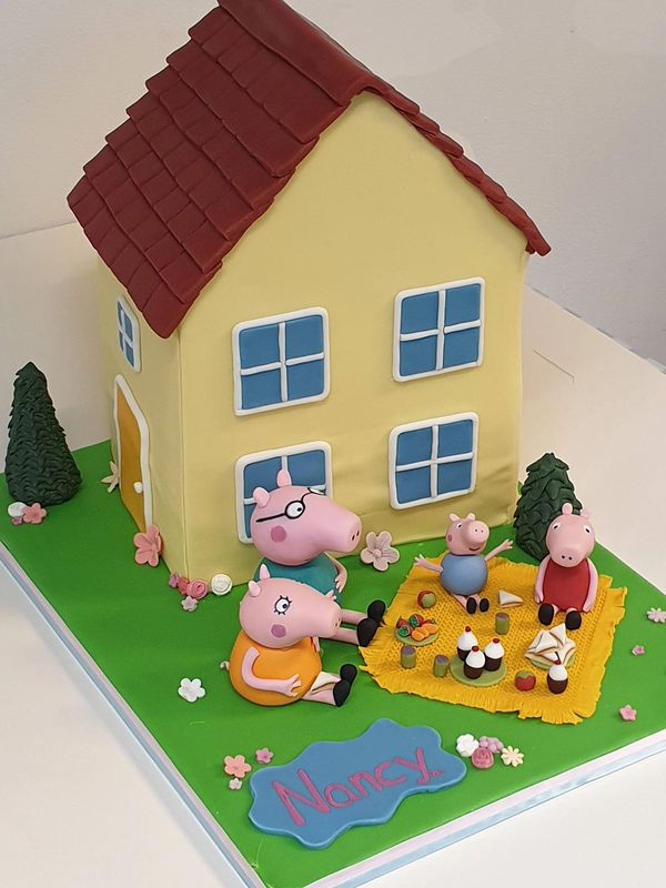 peppa pig family and house cake