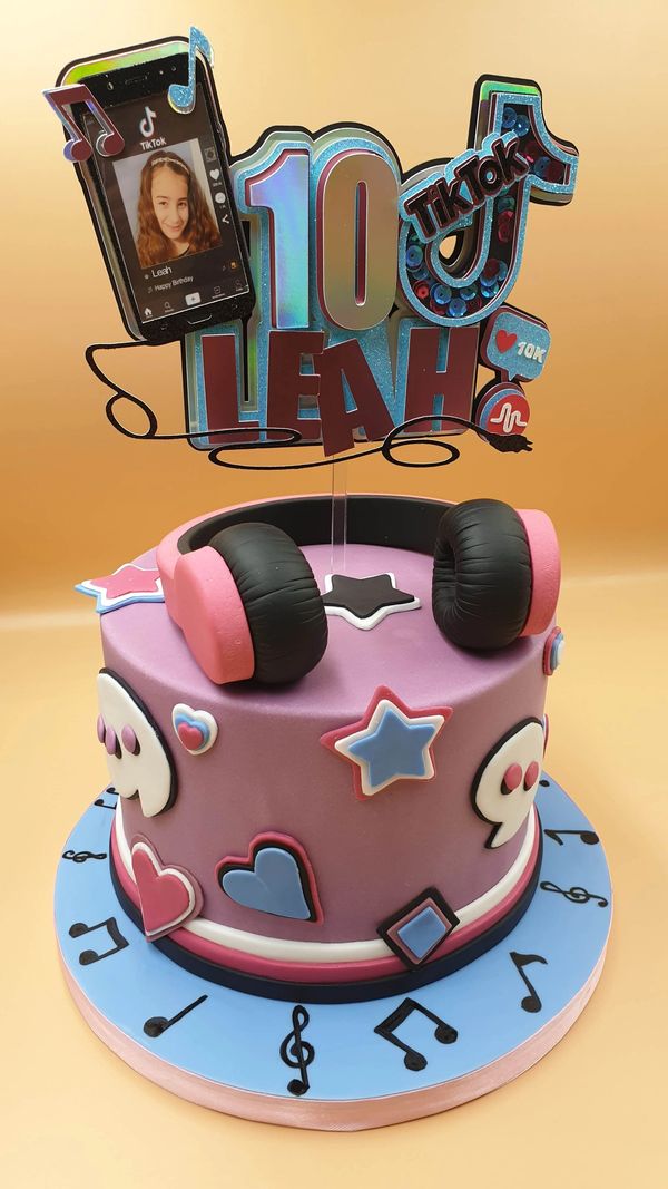 tik tik cake with headphones